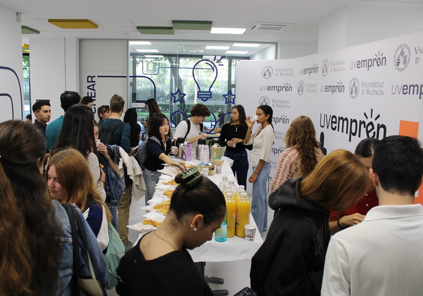 Gran acogida de los desayunos de emprendimiento de EconomiaEmprén, la preincubadora de empresas emergentes de la Facultad de Economía